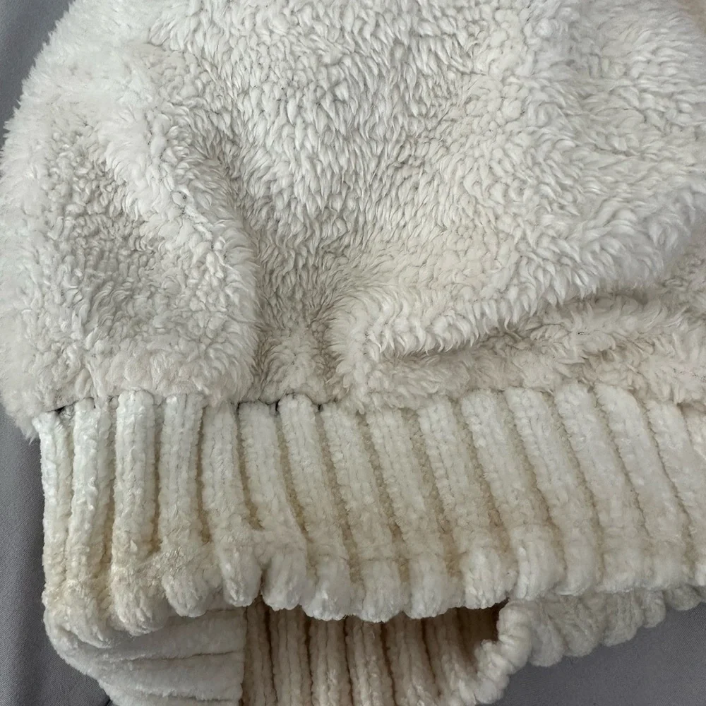 NO BRAND SHOWN size MEDIUM  Leopard Print Pom-Pom Beanie